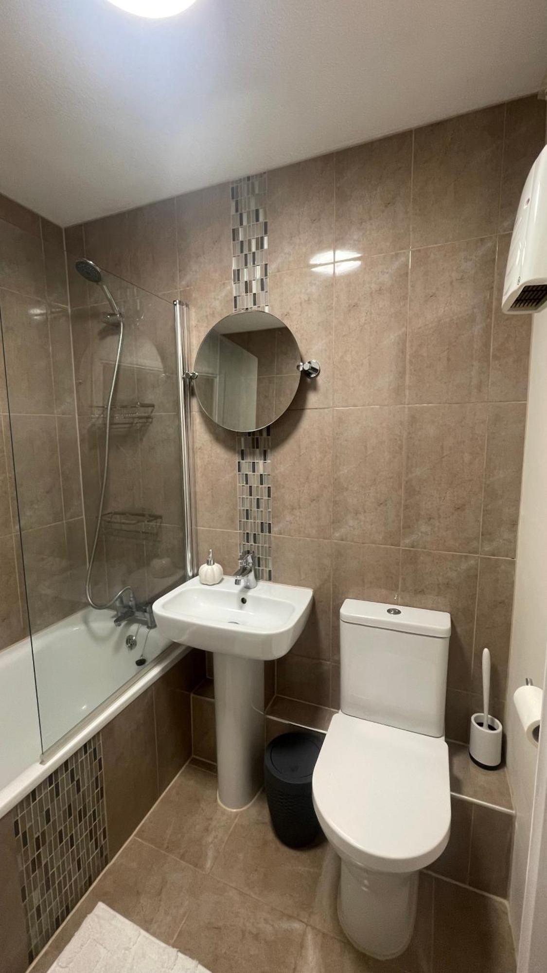 Entire Home With Private Entrance Earley Екстер'єр фото